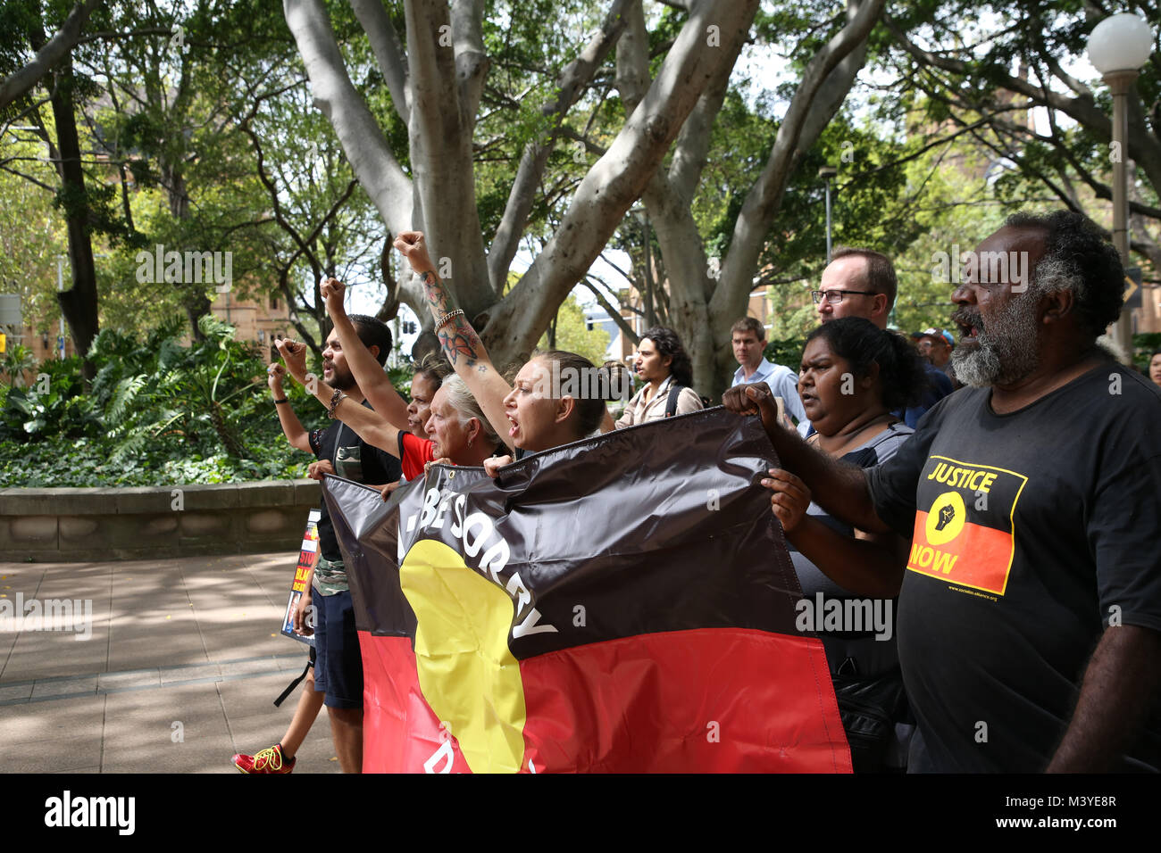 Sydney, Australia. 13 Feb, 2018. En el décimo aniversario de la disculpa por el ex Primer Ministro australiano, Kevin Rudd a lo que se conoce como la 'Generación robada' - personas de ascendencia aborigen que fueron retirados de las familias como los niños, el grupo de abuelas contra la absorción de rama de Sydney organizó una marcha desde Hyde Park fuente para el Parlamento de Nueva Gales del Sur. Crédito:: Richard Milnes/Alamy Live News Foto de stock