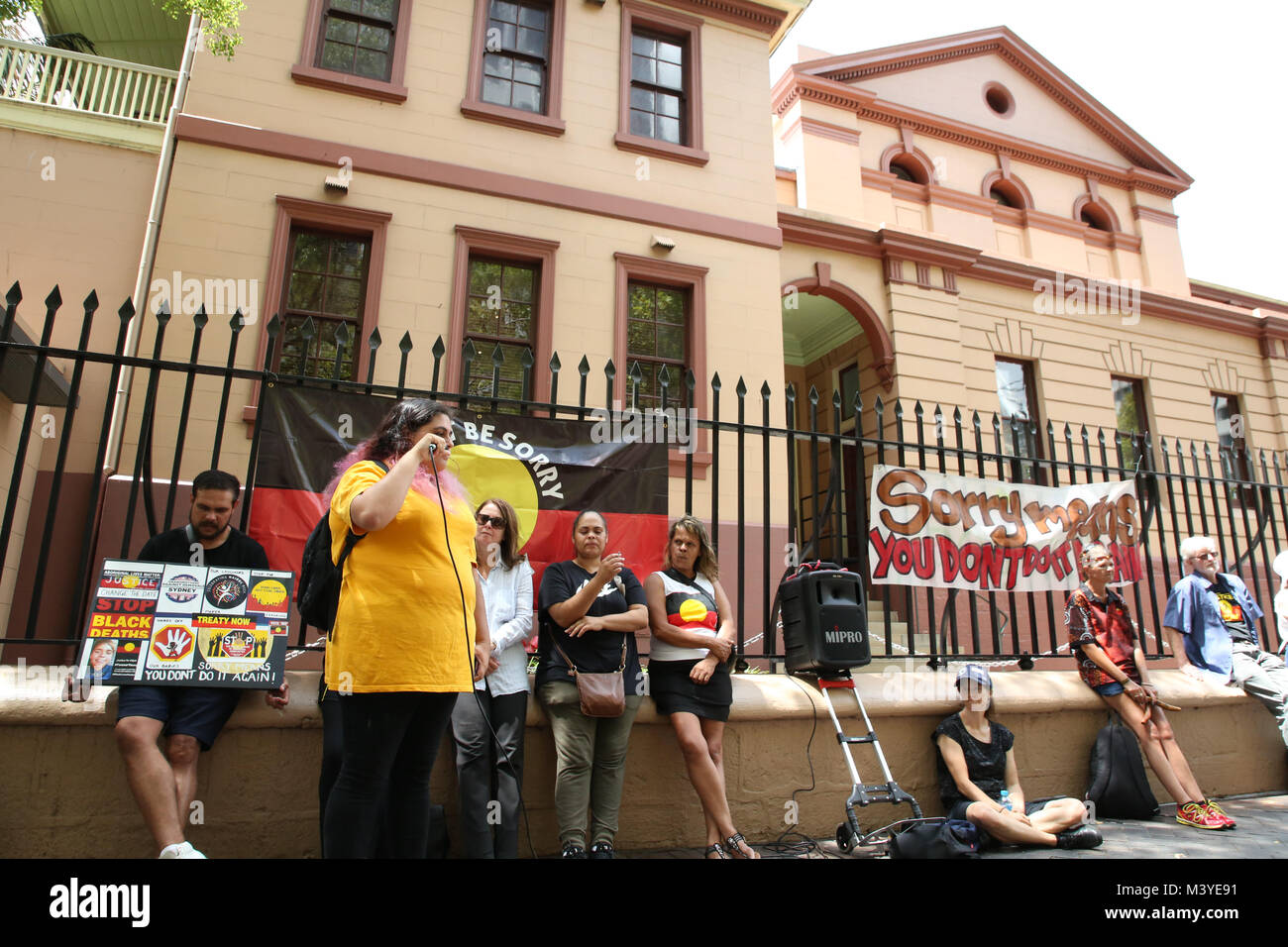 Sydney, Australia. 13 Feb, 2018. En el décimo aniversario de la disculpa por el ex Primer Ministro australiano, Kevin Rudd a lo que se conoce como la 'Generación robada' - personas de ascendencia aborigen que fueron retirados de las familias como los niños, el grupo de abuelas contra la absorción de rama de Sydney organizó una marcha desde Hyde Park fuente para el Parlamento de Nueva Gales del Sur. Crédito:: Richard Milnes/Alamy Live News Foto de stock