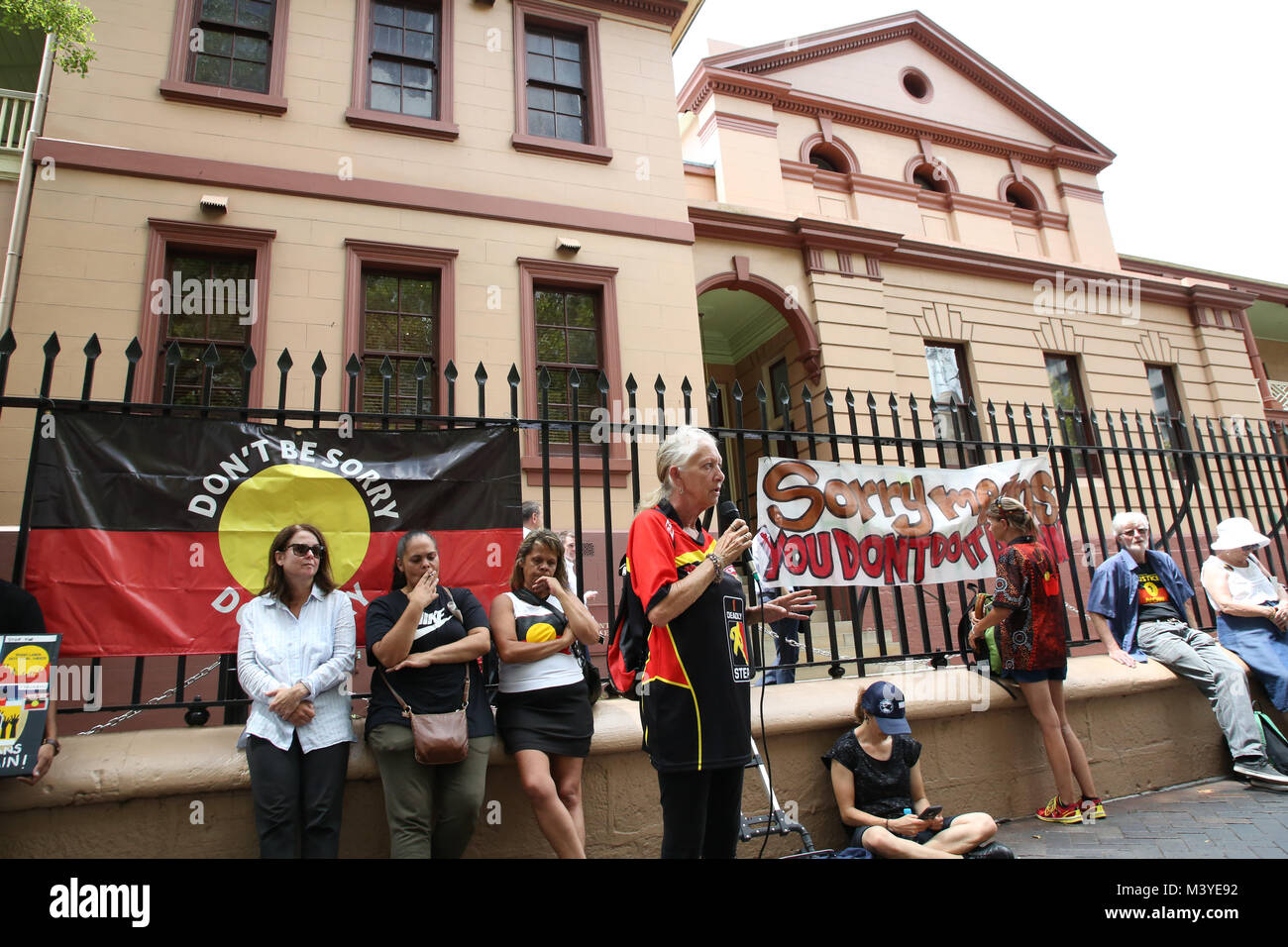 Sydney, Australia. 13 Feb, 2018. En el décimo aniversario de la disculpa por el ex Primer Ministro australiano, Kevin Rudd a lo que se conoce como la 'Generación robada' - personas de ascendencia aborigen que fueron retirados de las familias como los niños, el grupo de abuelas contra la absorción de rama de Sydney organizó una marcha desde Hyde Park fuente para el Parlamento de Nueva Gales del Sur. Crédito:: Richard Milnes/Alamy Live News Foto de stock