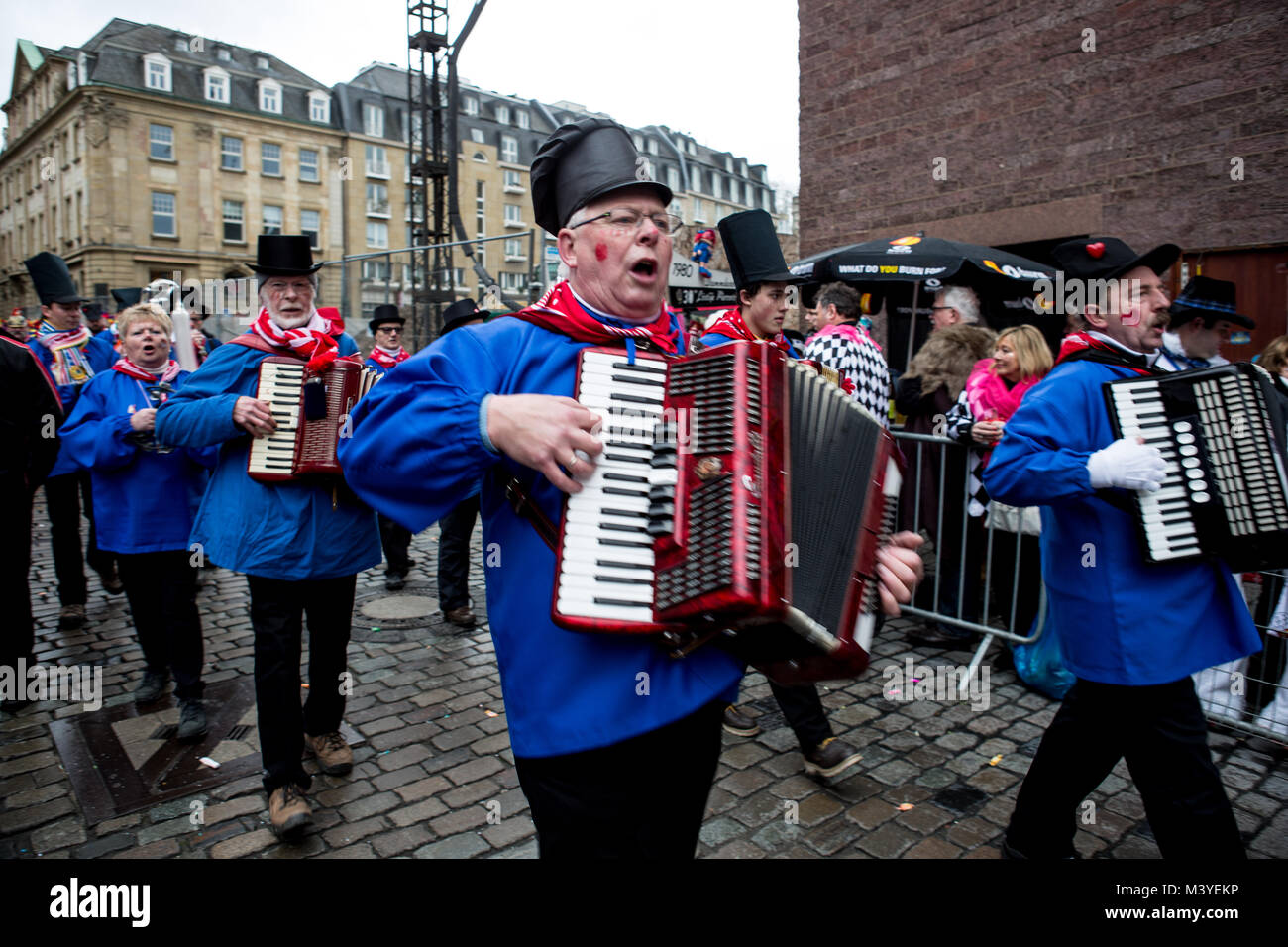 Colonia, Alemania. El 11 de febrero, 2018. Un grupo de músico visto tocando  el acordeón durante el carnaval.El Carnaval de Colonia conocida como  ''KÃ¶lner Karneval'' en alemán, es un carnaval que tiene