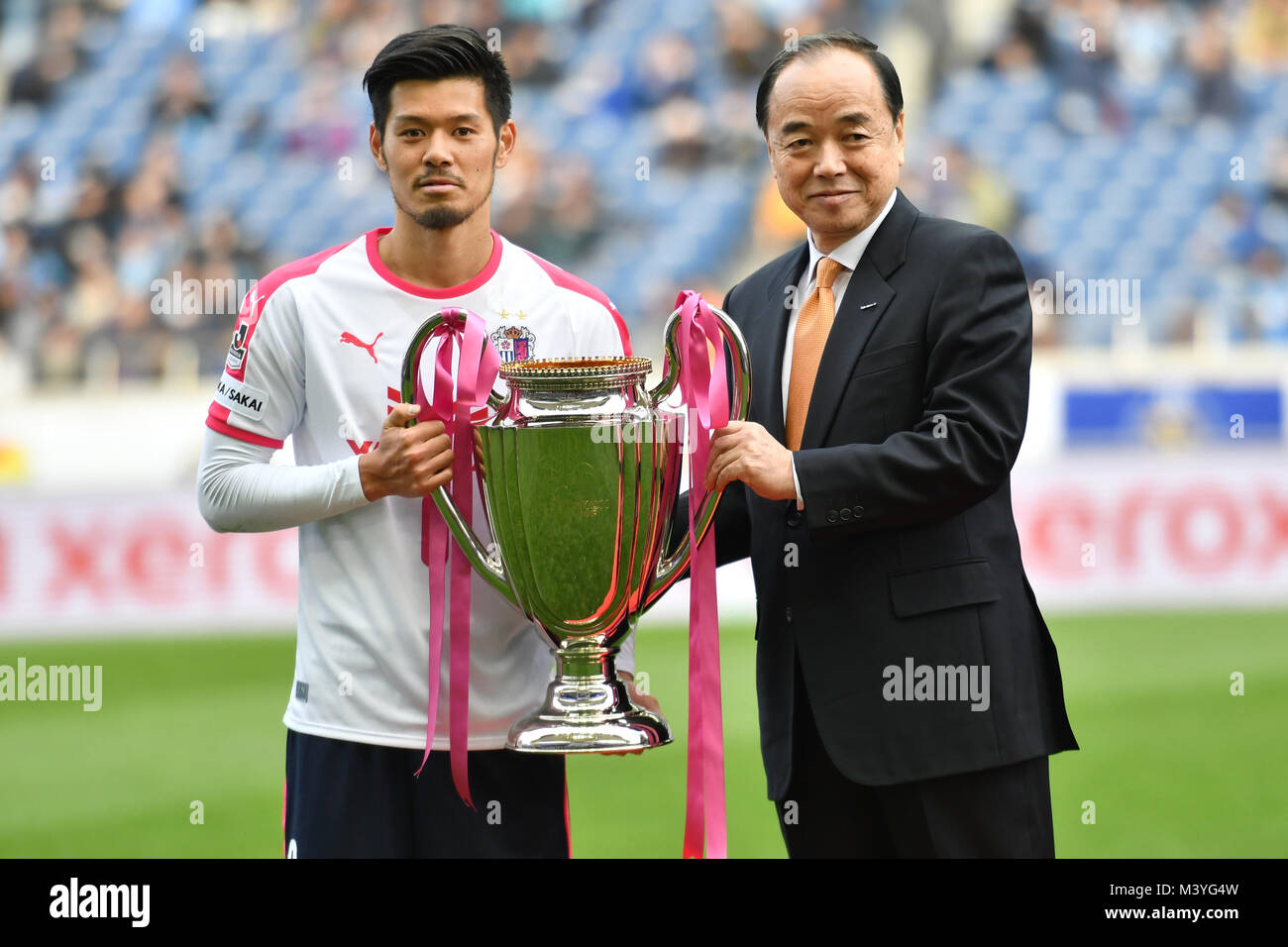 l-r-hotaru-yamaguchi-cerezo-hiroshi-kurihara-febrero-10-2018-futbol-soccer-hotaru-yamaguchi-de-cerezo-osaka-recibe-el-trofeo-de-fuji-xerox-presidente-hiroshi-kurihara-tras-ganar-la-supercopa-de-fuji-xerox-2018-coincidencia-entre-kawasaki-frontale-2-3-cerezo-osaka-en-saitama-stadium-de-2002-en-saitama-japon-foto-por-aflo-m3yg4w.jpg
