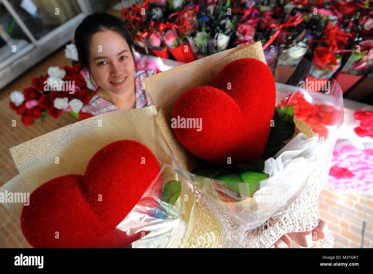 180213) -- BANGKOK, Febrero 13, 2018 (Xinhua) -- un proveedor prepara  regalos y flores para el