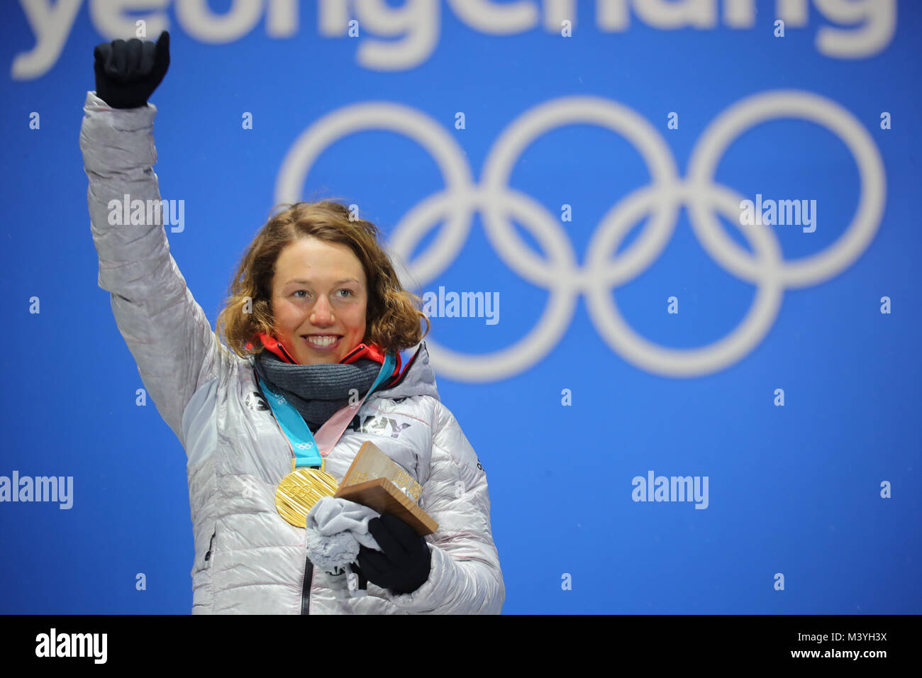 Pyeongchang, Corea del Sur. 13 Feb, 2018. Laura Dahlmeier biathlete alemana celebra su segunda medalla de oro en los Juegos Olímpicos de Invierno de Pyeongchang, Corea del Sur, 13 de febrero de 2018. Crédito: Michael Kappeler/dpa/Alamy Live News Foto de stock