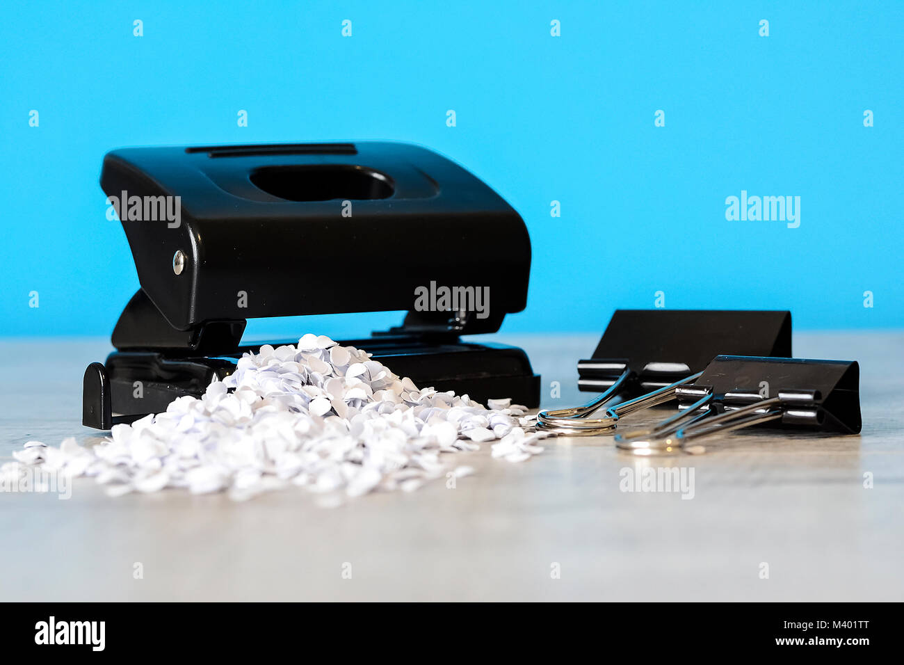 Grapadora para trabajo de oficina en la mesa. Elemento de papelería. Su  oficina Fotografía de stock - Alamy