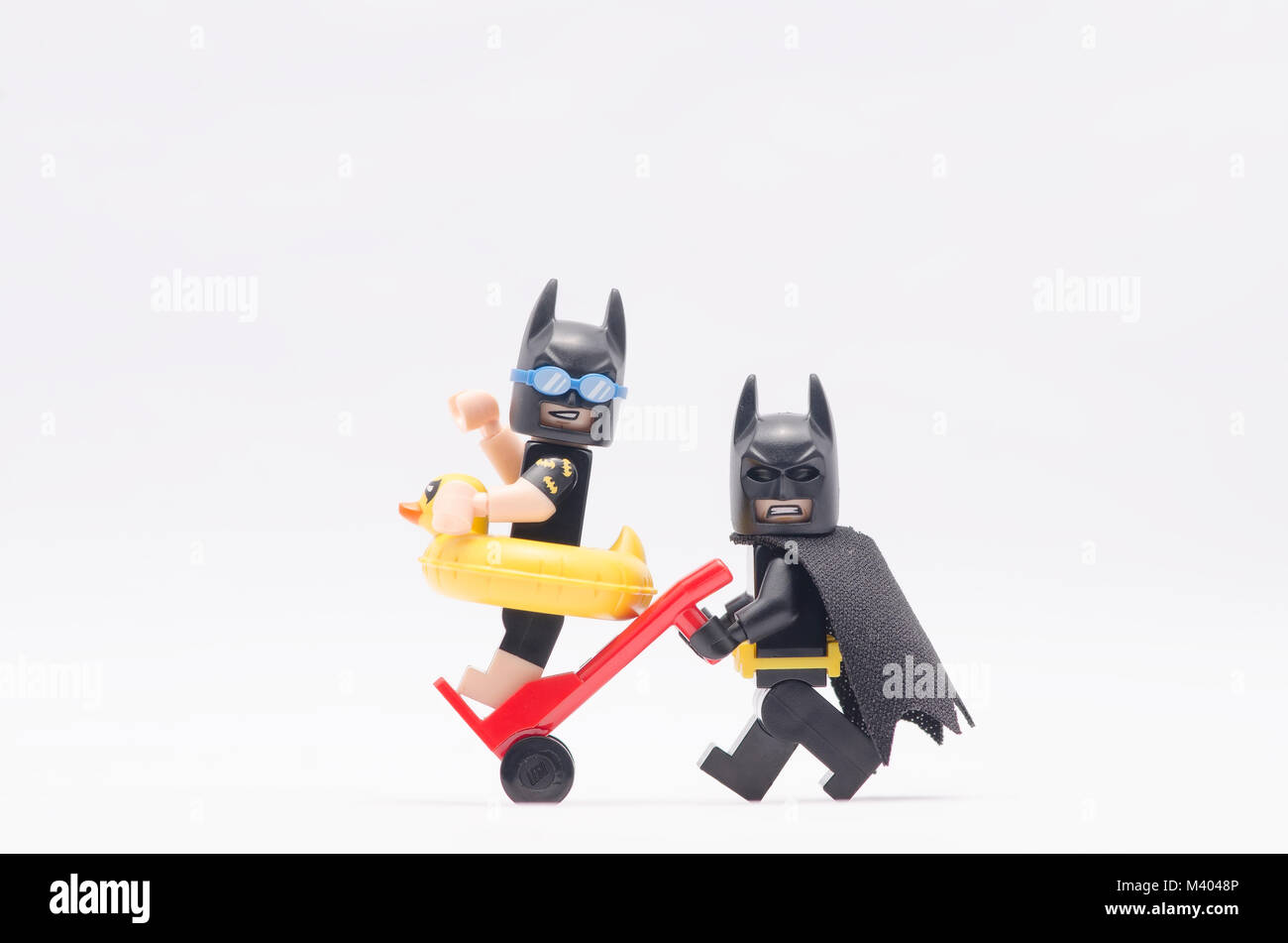 Lego Batman empujando trolley con Batman vacaciones sentado en él. aislado sobre fondo blanco Fotografía de stock - Alamy
