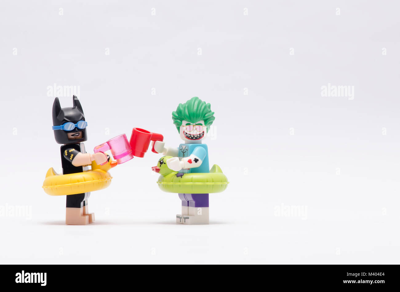 Vacaciones de LEGO Batman y Batman en la playa bebiendo juntos. aislado  sobre fondo blanco Fotografía de stock - Alamy