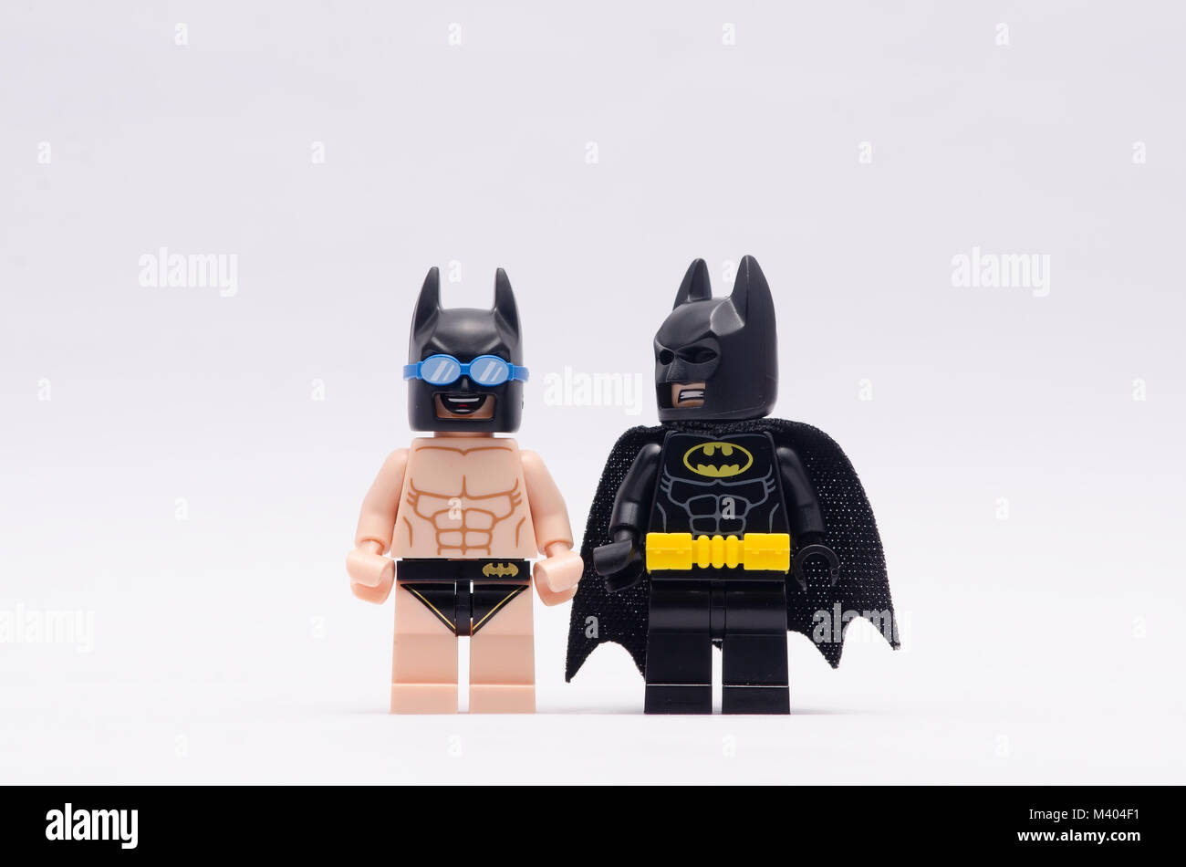 Batman y batman playa aislado sobre fondo blanco. Mini figuras de Lego son  fabricados por el Grupo Lego Fotografía de stock - Alamy