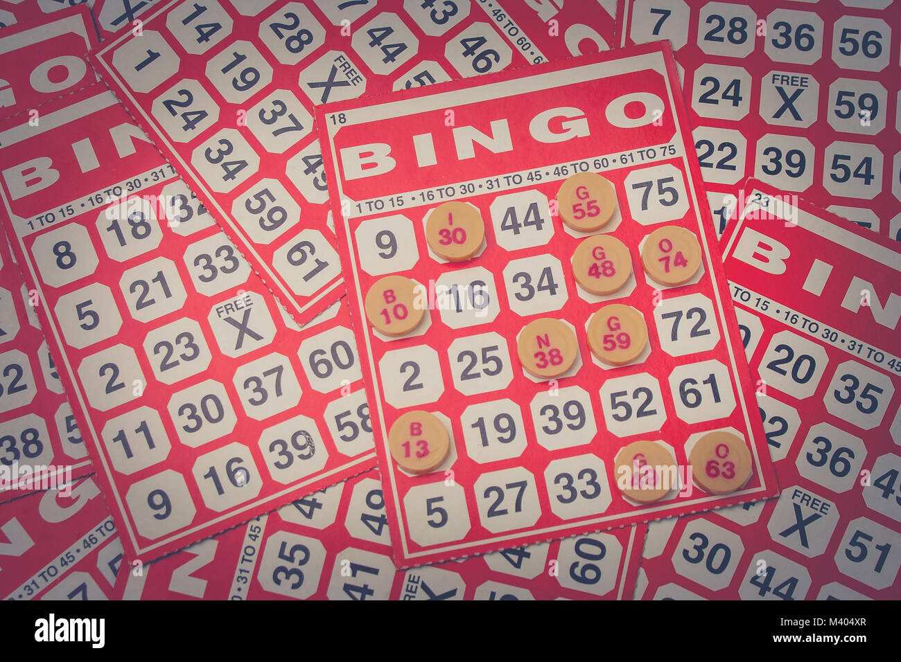 El éxito empresarial concepto : Rojo bingo tarjeta con chip en blanco de estilo vintage. Foto de stock