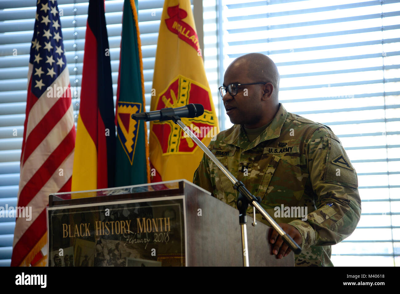 El capitán del ejército estadounidense Desmond Braziel, comandante de la 7ª Compañía, sede del Comando de entrenamiento del ejército, habla durante el mes de la Historia Negra de observancia, en las instalaciones de comedor Grafenwoehr, Grafenwoehr, Alemania, el 6 de febrero de 2018. Foto de stock