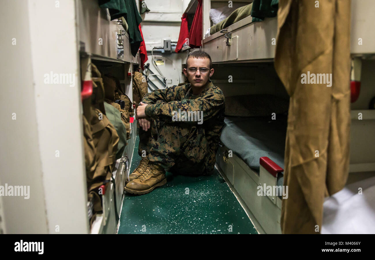 Marina de los EE.UU. Lance Cpl. Jerimiah Cunningham se sienta delante de su rack a bordo del buque de asalto anfibio U.S.S. Bonhomme Richard (LHD-6), en el mar, el 6 de febrero de 2018, dirigiéndose hacia el Reino de Tailandia a participar en el ejercicio Cobra Gold 18. Cunningham, un nativo de Parkersburg, West Virginia, sirve como un equipo líder con Lima, la empresa 3º Batallón, 3º Regimiento de la Infantería de Marina, la 3ª División de Infantería de Marina. Cobra Gold 18 es un ejercicio anual llevada a cabo en el Reino de Tailandia, celebrada del 13-23 de febrero con hasta siete naciones participantes. (Ee.Uu. Foto del Cuerpo de Infantería de Marina por el sargento. Ricky Gómez) Foto de stock