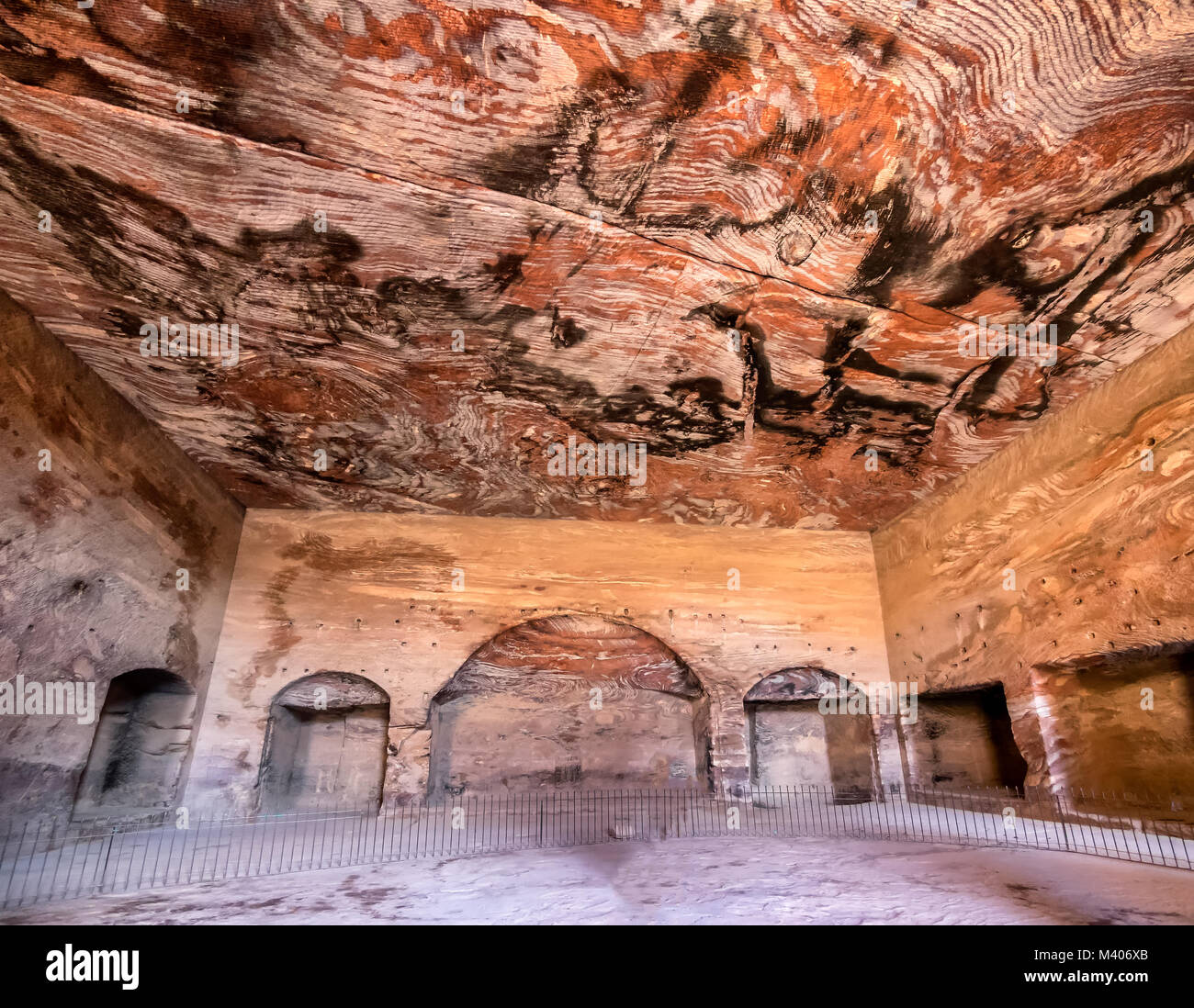 Habitación interior del templo de Petra, Jordania Foto de stock