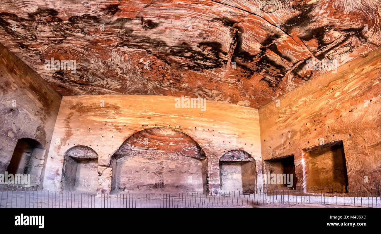 Habitación interior del templo de Petra, Jordania Foto de stock