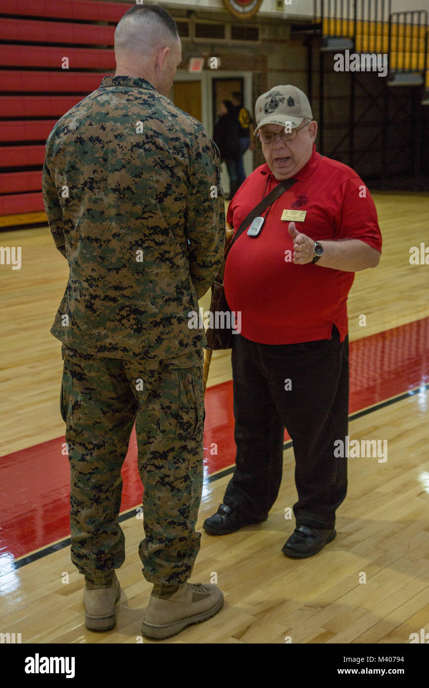 Cuerpo de Marines de EE.UU Gral. Gen. John K. Love, comandante general, 2ª División de Infantería de Marina (2d MARDIV), izquierda, habla con el Sargento de artillería. Mike Piserchia (Ret.), ex presidente de la Segunda División de Infantería de Marina Association (SMDA), en Camp Lejeune, N.C., 7 de febrero de 2018. Es SMDA a bordo de Camp Lejeune para observar y celebrar el 77º cumpleaños de la División. (Ee.Uu. Marine Corps foto por Lance Cpl. Taylor N. Cooper) Foto de stock