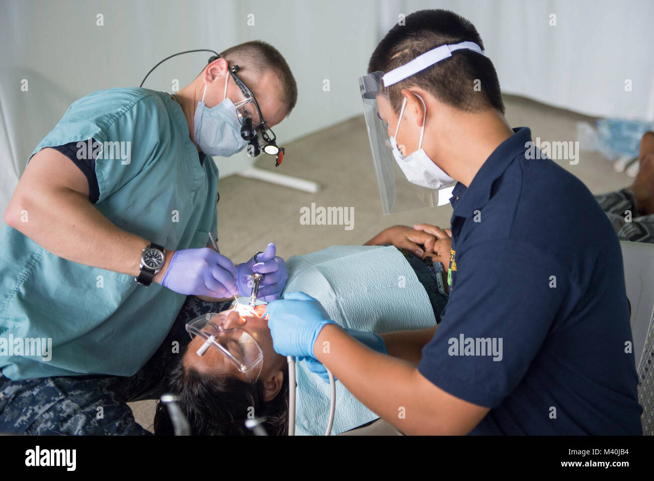 150430-N-DJ347-016 Puerto Barrios, Guatemala (30 de abril de 2015), el  Teniente Jeff Smith, izquierda, un dentista Lovell Federal asignado a la  Clínica de Salud dental en el voluntariado, estudiante de la Universidad