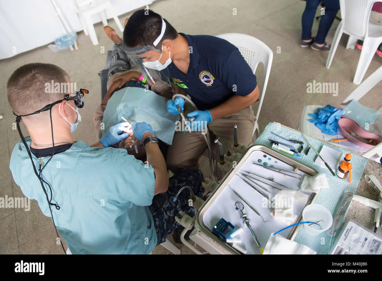 150430-N-DJ347-023 Puerto Barrios, Guatemala (30 de abril de 2015), el  Teniente Jeff Smith, a la izquierda, un dentista asignado a la Clínica de  Salud Federal Lovell, Grandes Lagos Il., y Nguyen Khanh,