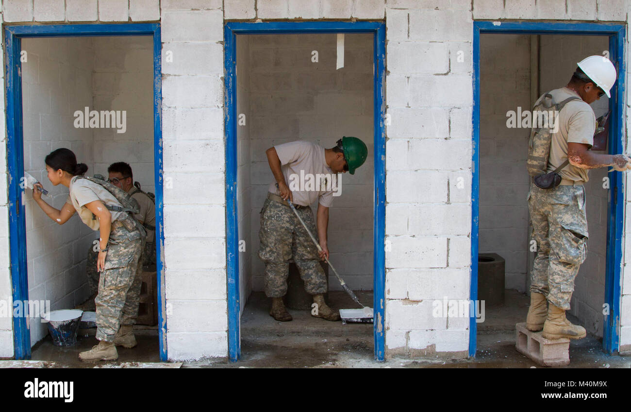 Los Soldados De La 302ª Compania De Ingenieros Vertical Ubicado En San Antonio Texas Pintar Una Extension De Una Casa Escuela Durante Mas Alla Del Horizonte 15 En Chalchuapa El Salvador El Los Soldados De La 302ª Compania De Ingenieros Vertical Ubicado En San Antonio Texas Pintar Una Extension De Una Casa Escuela Durante Mas Alla Del Horizonte 15 En Chalchuapa El Salvador El