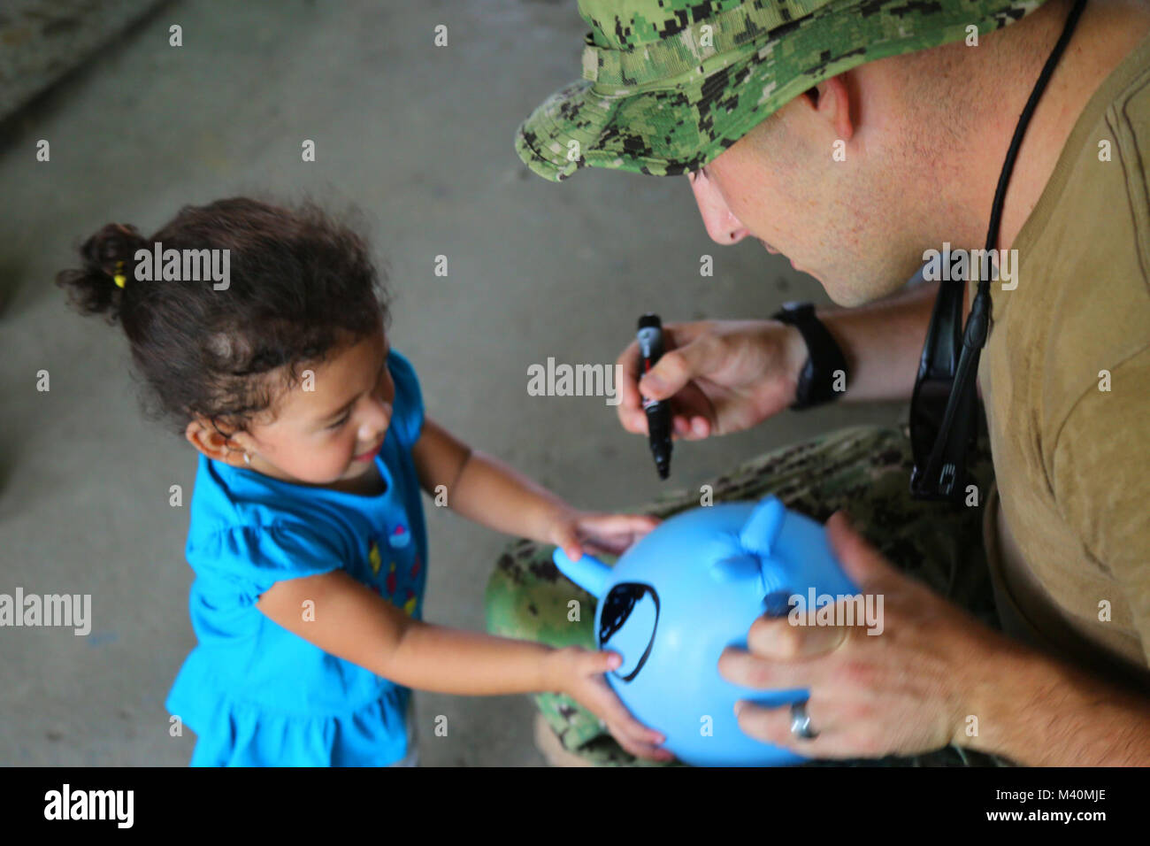 A Za034 071 Colon Panama Junio 01 15 El Teniente J G Se Drummond Un Nativo De Fort Worth Tx Asignados A Destroyer Squadron 40 Da Un Globo A Un Nino En Un Sitio Medico