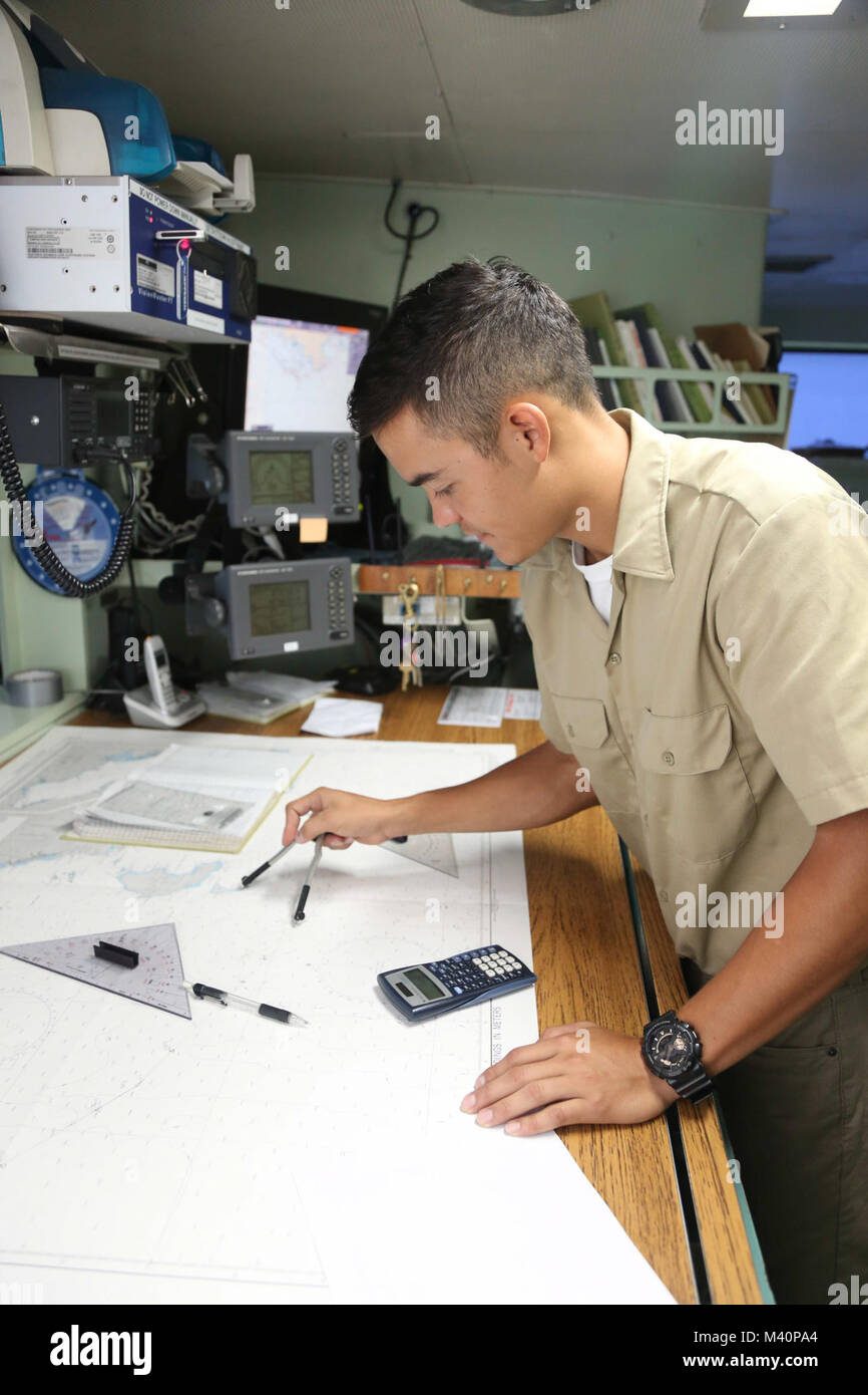150629-A-Bk746-072 OCÉANO PACÍFICO (29 de junio de 2015), Jeremy Gurule, un cadete de la Academia de la Marina Mercante de EE.UU. asignados al comando de Transporte Marítimo Militar (MSC) barco hospital USNS Comfort (T-AH 20) traza la ubicación de comodidad mientras estaba de guardia en el puente durante la Promesa Continua 2015. Es una promesa continua patrocinado por el Comando Sur y el Comando Sur de las Fuerzas Navales estadounidenses/U.S. 4ª Flota implementación realizada para llevar a cabo operaciones de carácter civil-militar-civil humanitaria incluyendo asistencia, experto en el tema de intercambios, médicos, odontólogos, veterinarios y apoyo de ingeniería y la respuesta en casos de desastre t Foto de stock