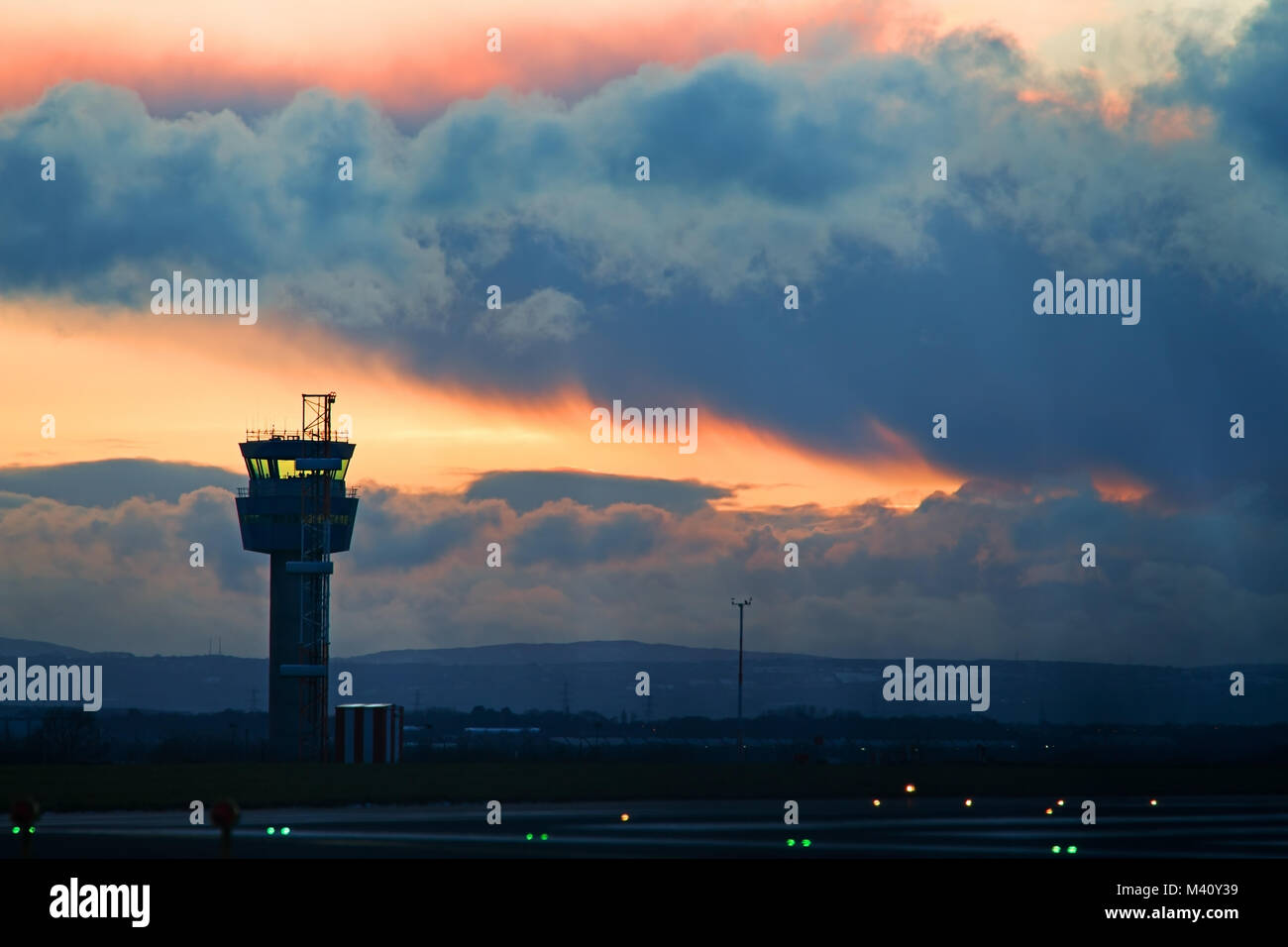 El Aeropuerto John Lennon de Liverpool de la torre de control del tráfico aéreo contra un cielo tormentoso al atardecer Foto de stock