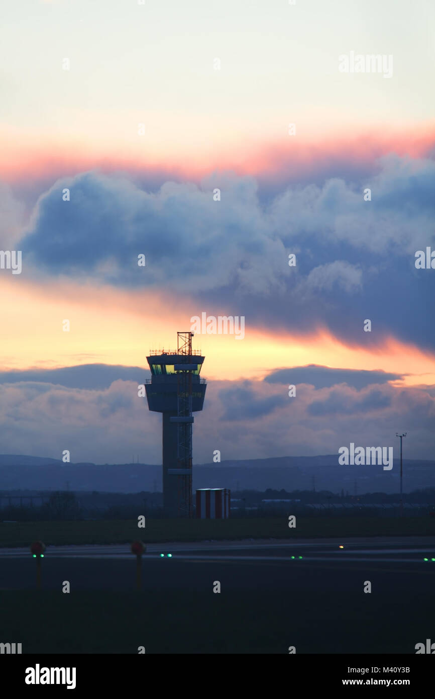 El Aeropuerto John Lennon de Liverpool de la torre de control del tráfico aéreo contra un cielo tormentoso al atardecer Foto de stock