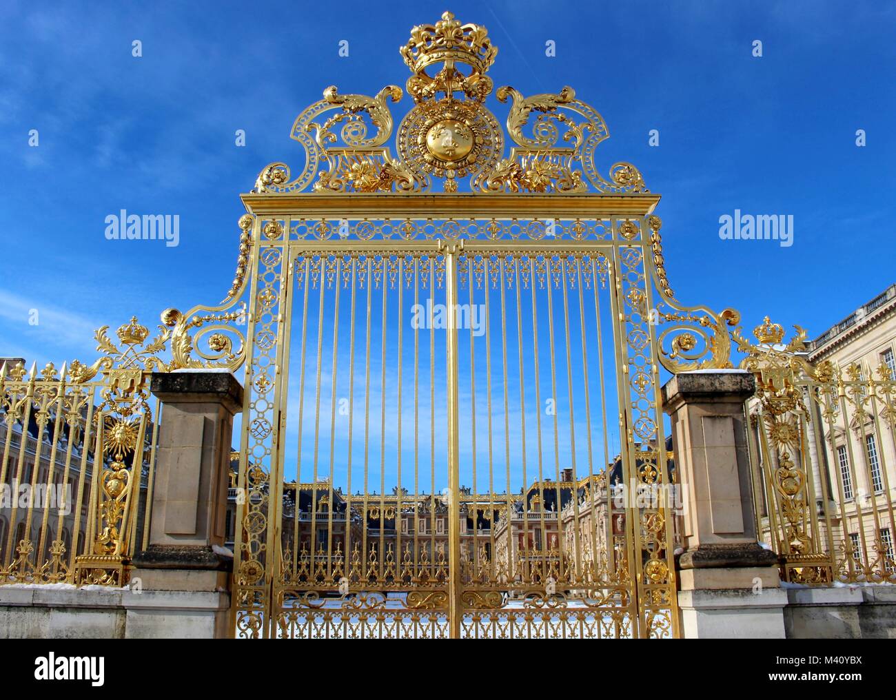 Las puertas real de Versalles, que fueron destruidas durante la Revolución Francesa, han sido recreados con un 100.000 hojas doradas. Foto de stock