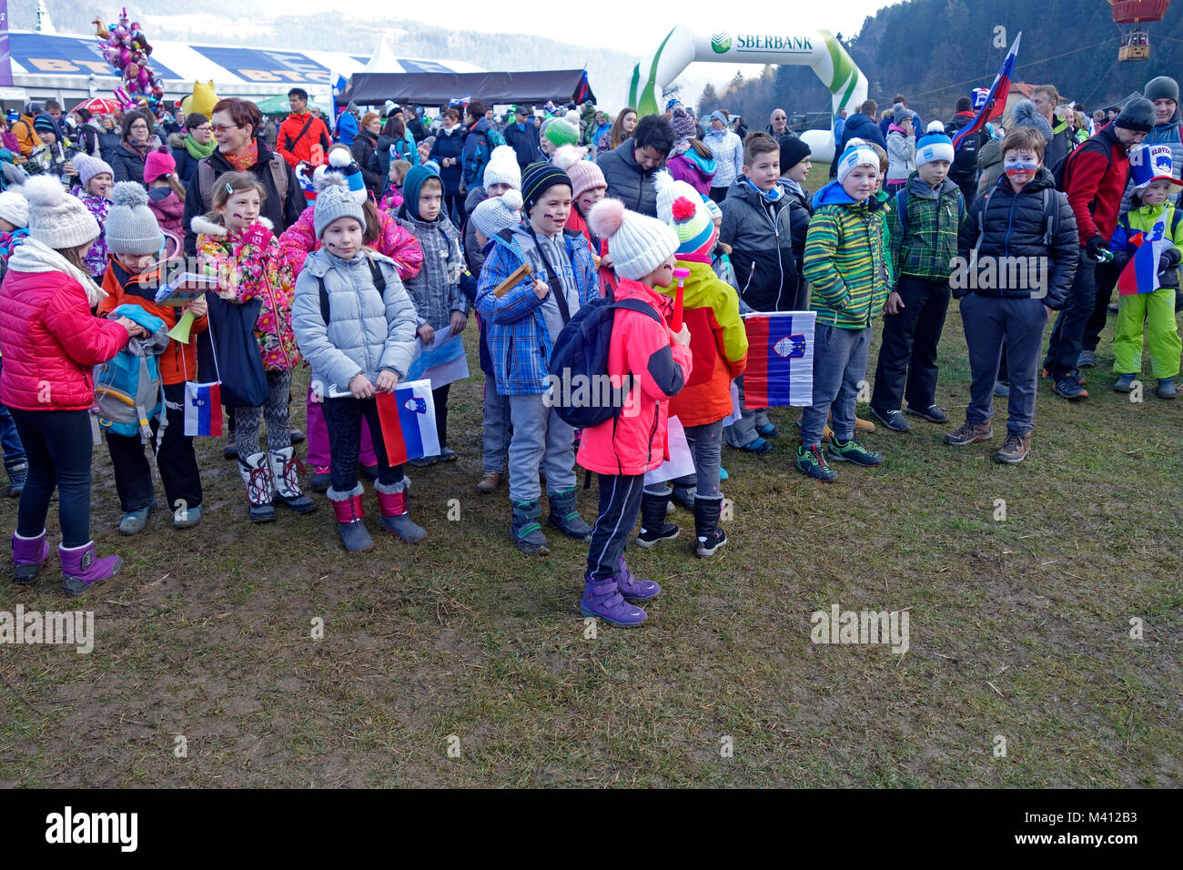 Los niños aficionados durante la copa mundial de saltos de esquí En Ljubno ob Savinji. Stajerska, Eslovenia. Foto de stock