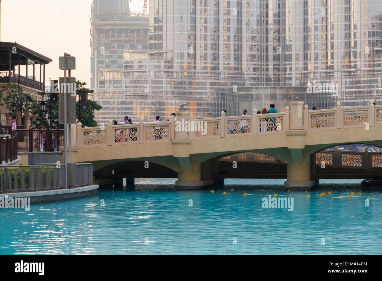 Puente sobre el río con Burj en segundo plano conocido como el Burj Dubai, un rascacielos megatall en Dubai, Emiratos Árabes Unidos, EAU Foto de stock