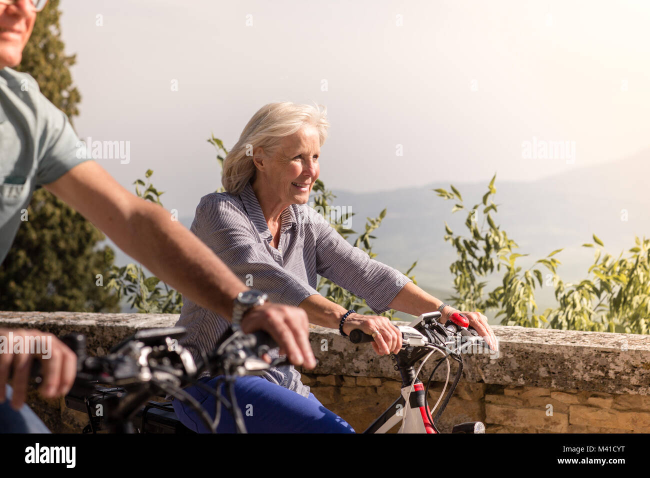 Las parejas ancianas en vacaciones de ciclismo Foto de stock