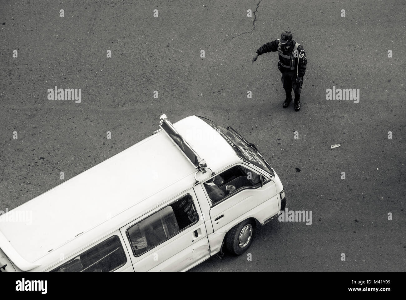 Un blanco y negro de un policía dirigiendo el tráfico en una calle de La Paz, Bolivia Foto de stock