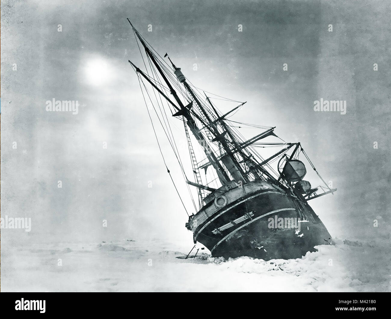 La resistencia de tres mástiles del barco de la expedición a la Antártida de Shackleton 1914-1915 atrapado en el hielo. Foto: Frank Hurley Foto de stock