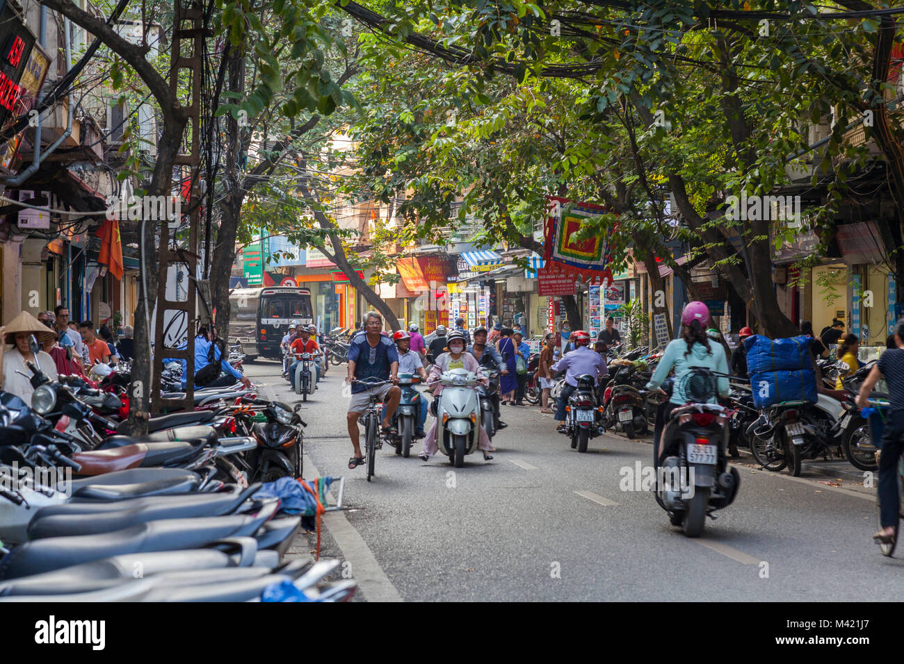 Motos y bicicletas y motocicletas en las concurridas calles de Hanoi, Vietnam Foto de stock
