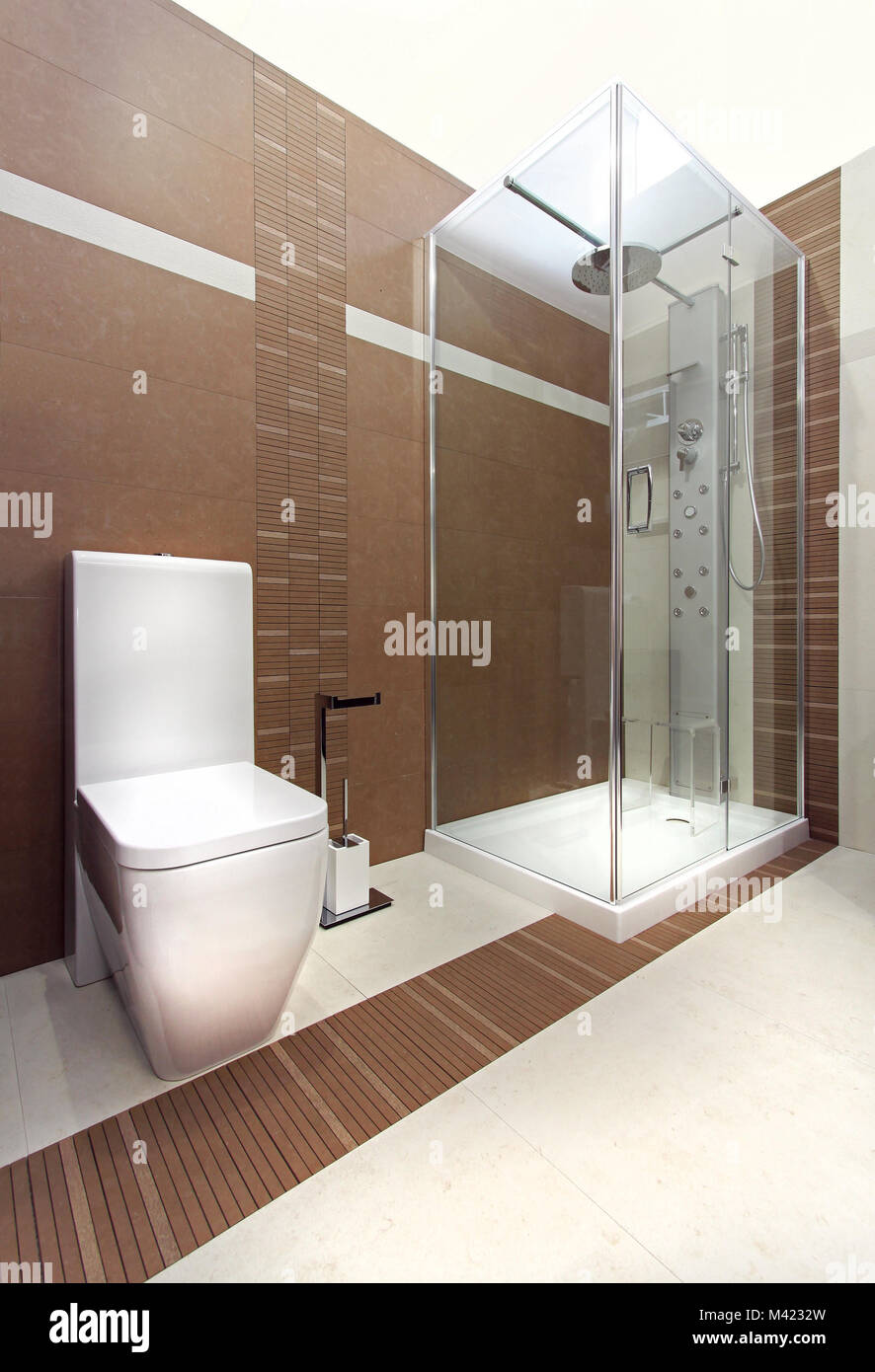 Baño moderno con piso de madera y baldosas color beige Fotografía de stock  - Alamy