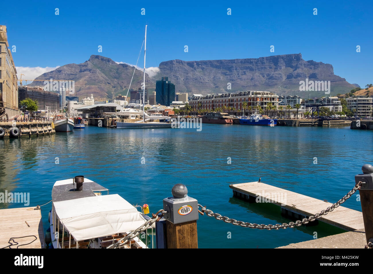 V&A Waterfront, Ciudad del Cabo, Sudáfrica, con los barcos en el puerto deportivo, el Hotel Cape Grace con Table Mountain detrás Foto de stock