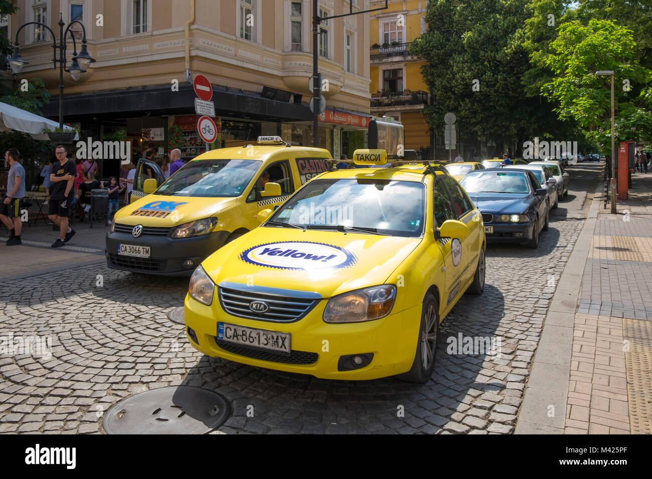 Los taxis en Vitosha Boulevard, el centro de la ciudad de Sofía, Bulgaria, Europa Foto de stock