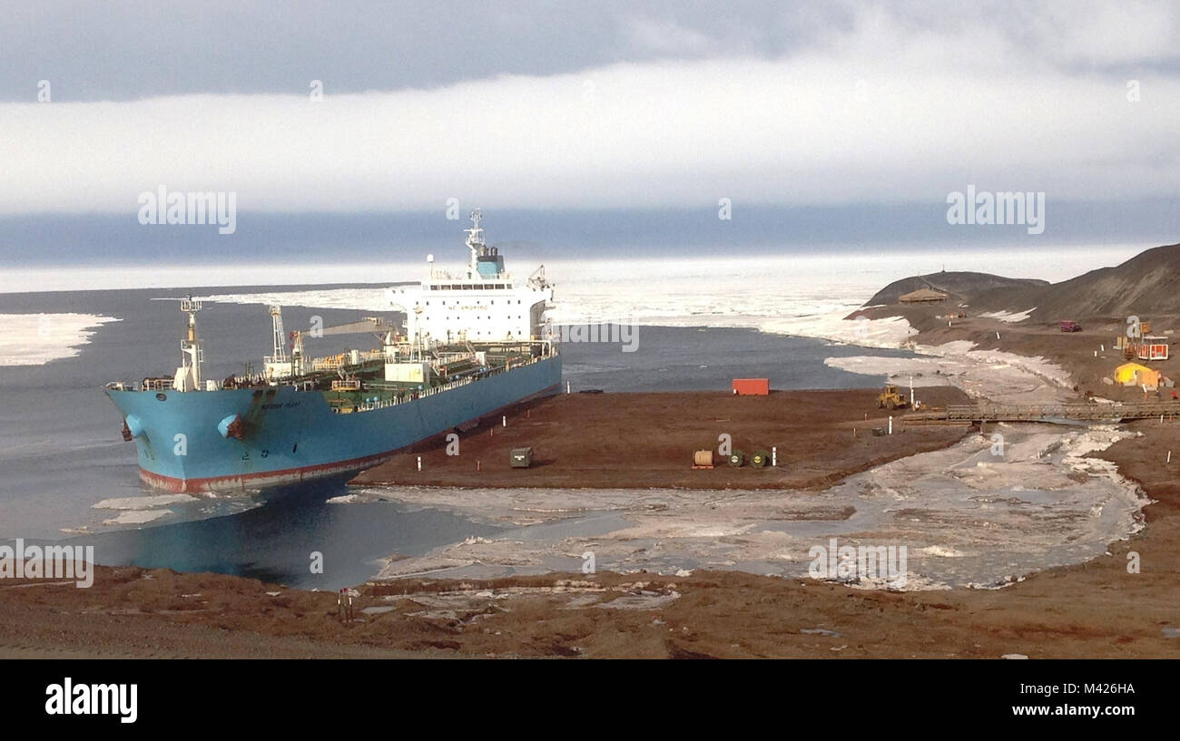 Transporte Marítimo Militar buque fletado el comando mt Maersk Peary llega a la estación McMurdo Ice-Pier en apoyo de la operación "Deep Freeze" de 2018. Peary entregó casi 5 millones de galones de combustible diesel y 500.000 galones de combustible de aviación. Esta combinación de combustibles es del 100 por ciento del combustible necesario para el próximo año de apoyo del remoto outpost en la estación McMurdo. Foto de stock