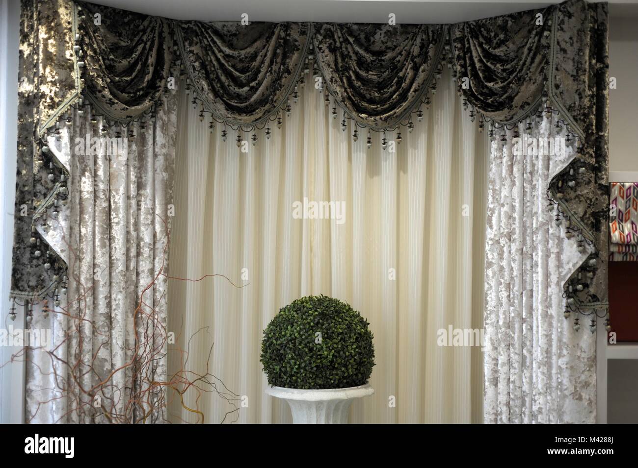 Materiales y telas para cortinas de alta gama Fotografía de stock - Alamy