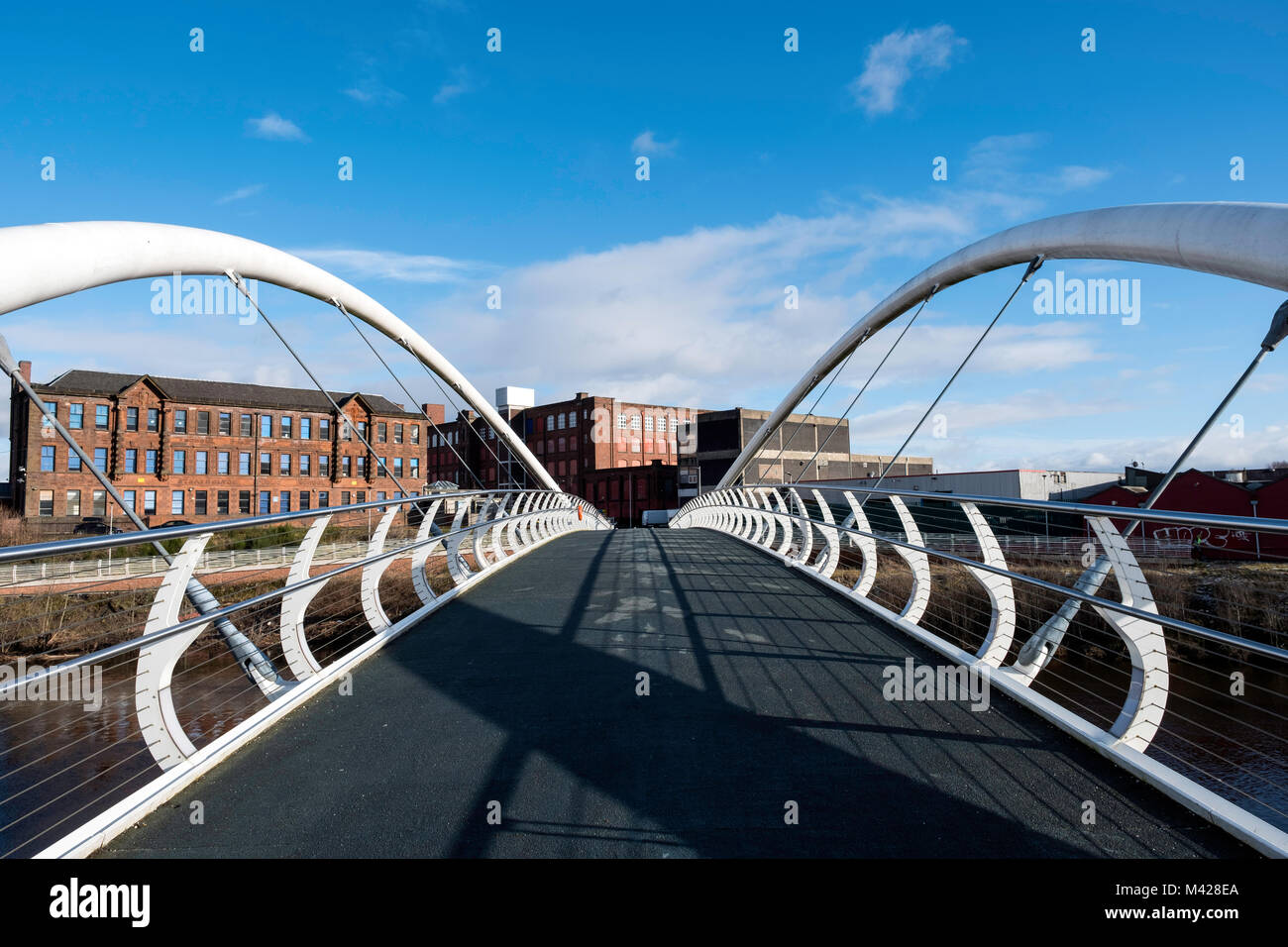 La vista de los modernos Clyde Gateway puente que cruza el río Clyde en Shawfield en el East End de Glasgow, Escocia, Reino Unido Foto de stock