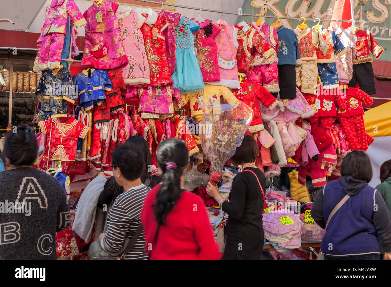 compañerismo grupo freno Ropa de niños stand en la Feria Mercado de Flores para inaugurar la  celebración del Año Nuevo Chino, el Año del Perro, en Chinatown, San  Francisco, CA Fotografía de stock - Alamy