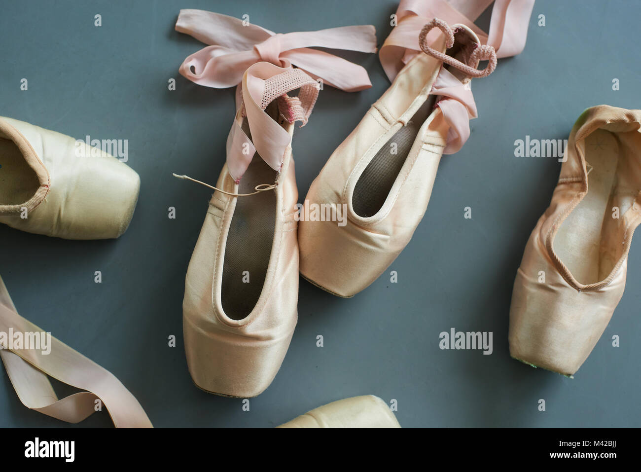 Cerrar viejas pointe zapatos de ballet. Las bailarinas zapatillas rosa viejo  en el piso Fotografía de stock - Alamy