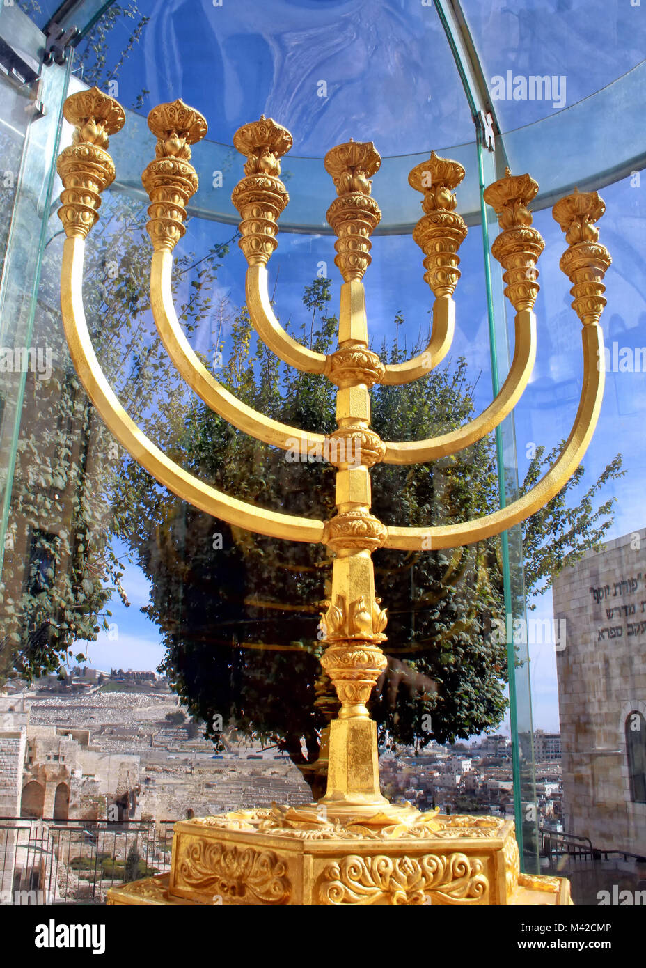 El Instituto del Templo menorah de oro se encuentra debajo de plexiglás en el barrio judío de la Ciudad Vieja de Jerusalén. Foto de stock