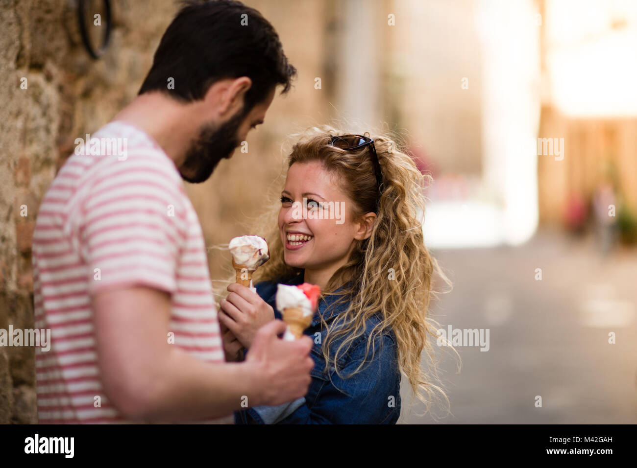 Las hembras jóvenes de comer helado con mi novio Foto de stock