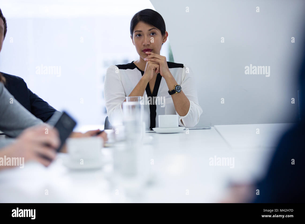 Directora de escuchar en una reunión de negocios Foto de stock