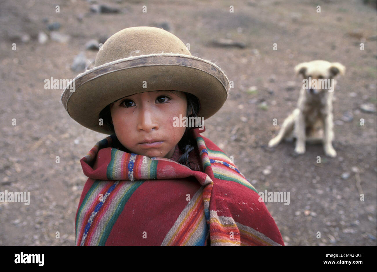 Perú. O Huilloc Willoc. Cerca de Ollantaytambo y Cusco, cusco, Chica en ropa tradicional en el campo. Retrato. Foto de stock