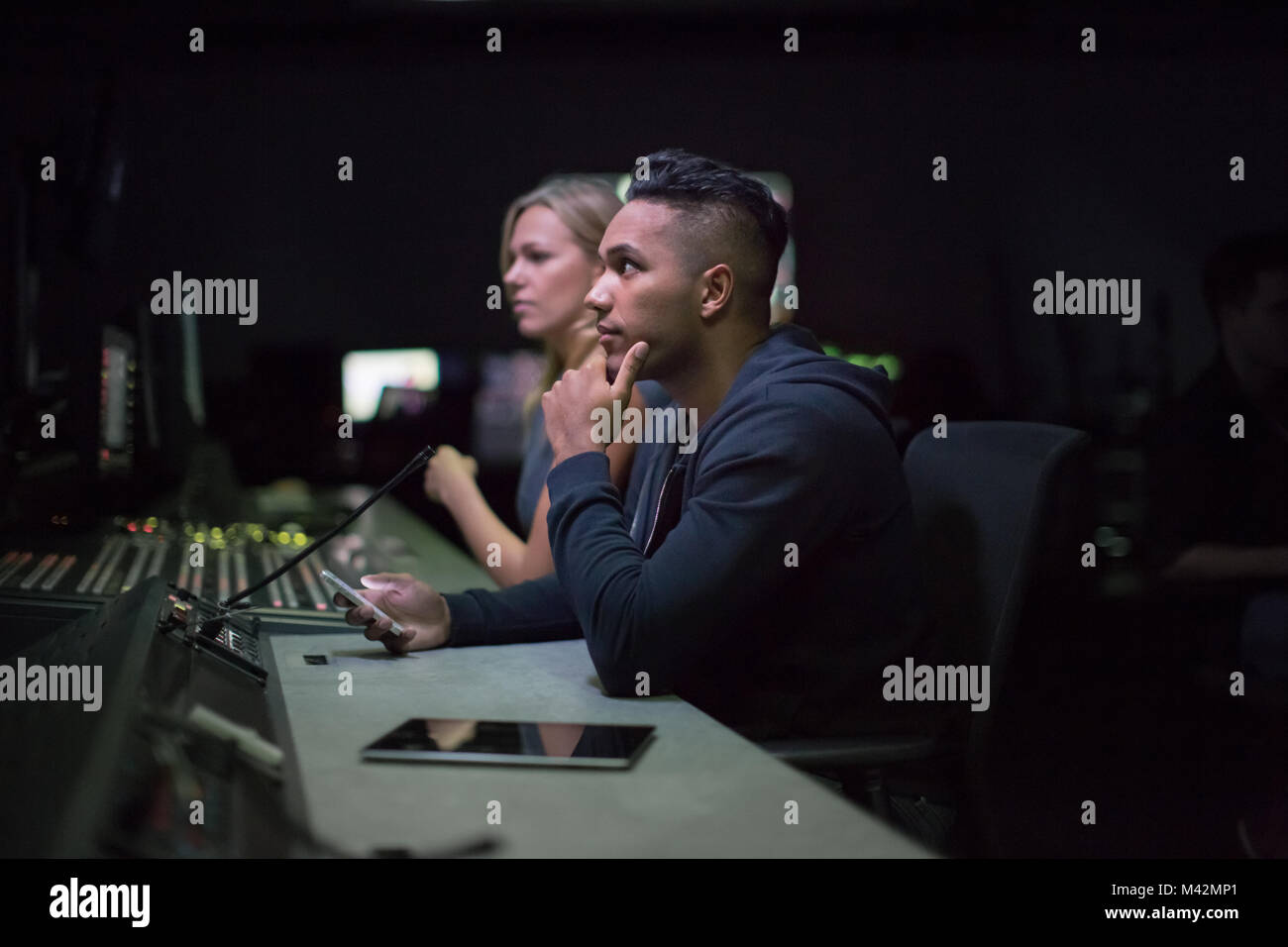 Los operadores en una sala de control en un estudio de televisión Foto de stock