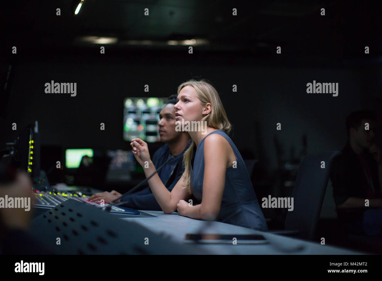 Los operadores en una sala de control en un estudio de televisión Foto de stock
