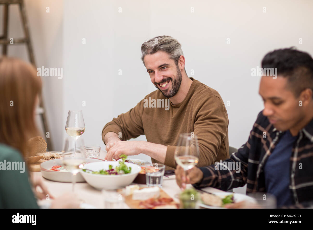 Amigos, disfrutando de una comida juntos Foto de stock