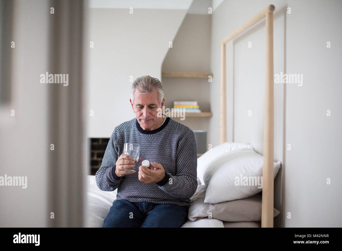 Hombre Senior tomando medicamento Foto de stock