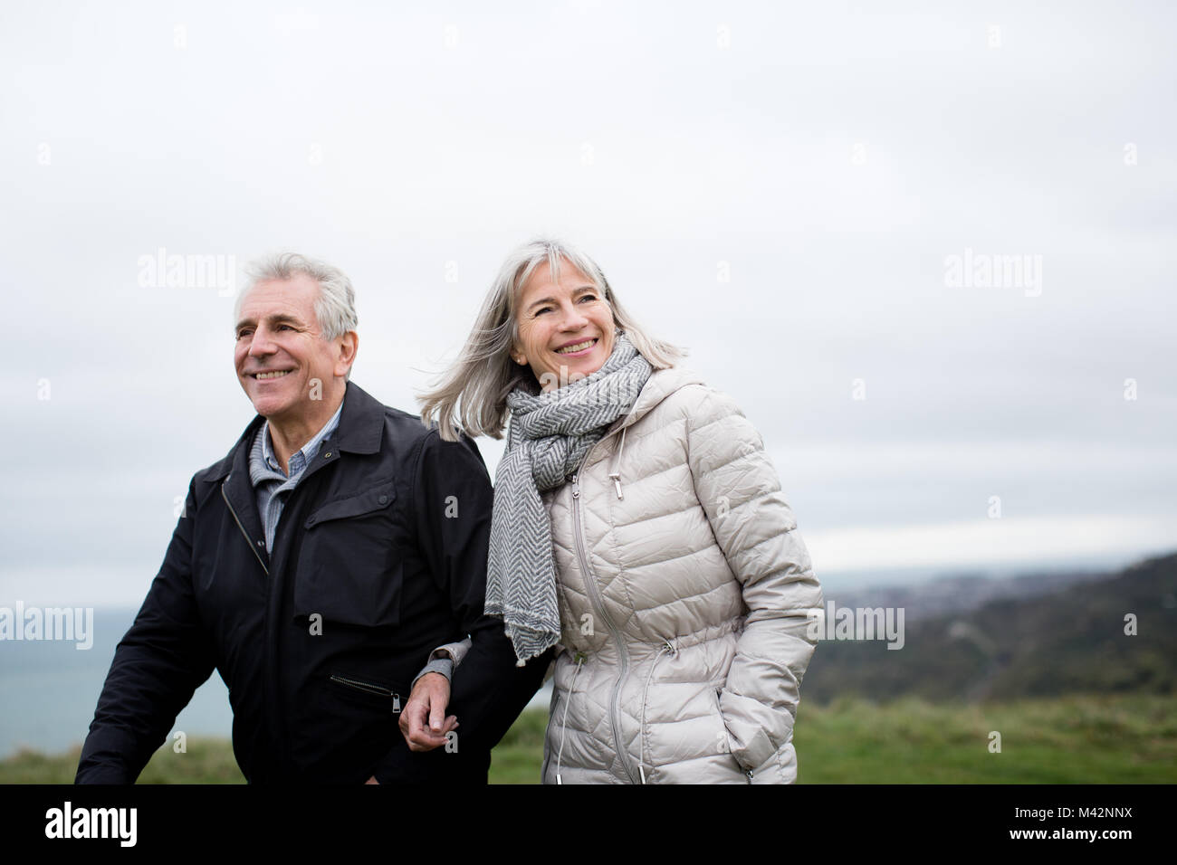 Las parejas ancianas caminar al aire libre Foto de stock