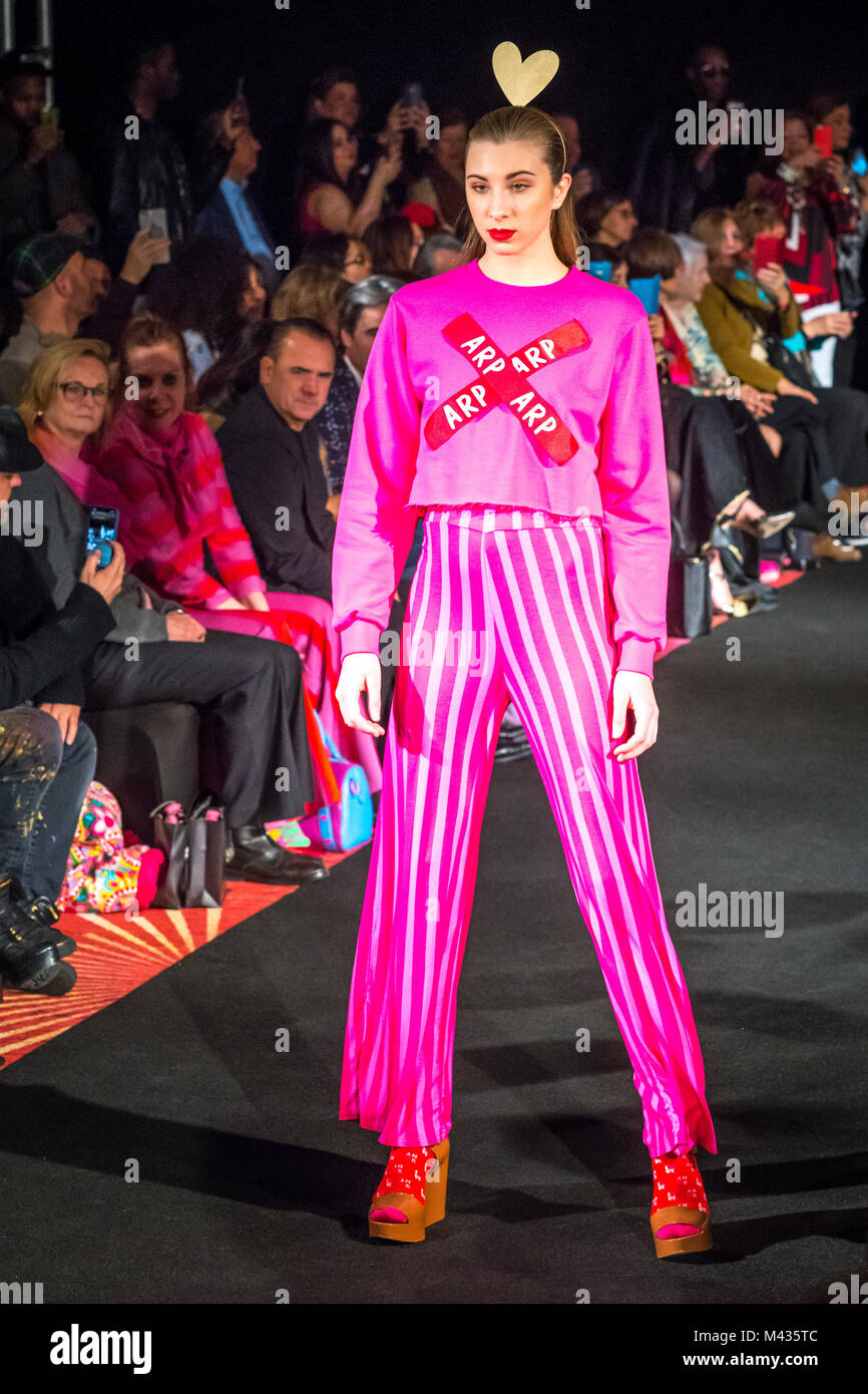 Nueva York, EEUU, 13 feb 2018. Modelos caminar la pasarela para presentar la colección Autumn-Winter 18-19 por la diseñadora española Agatha Ruiz de la Prada durante la Semana de la Moda de Nueva York. Foto por Enrique Shore/Alamy Live News Foto de stock