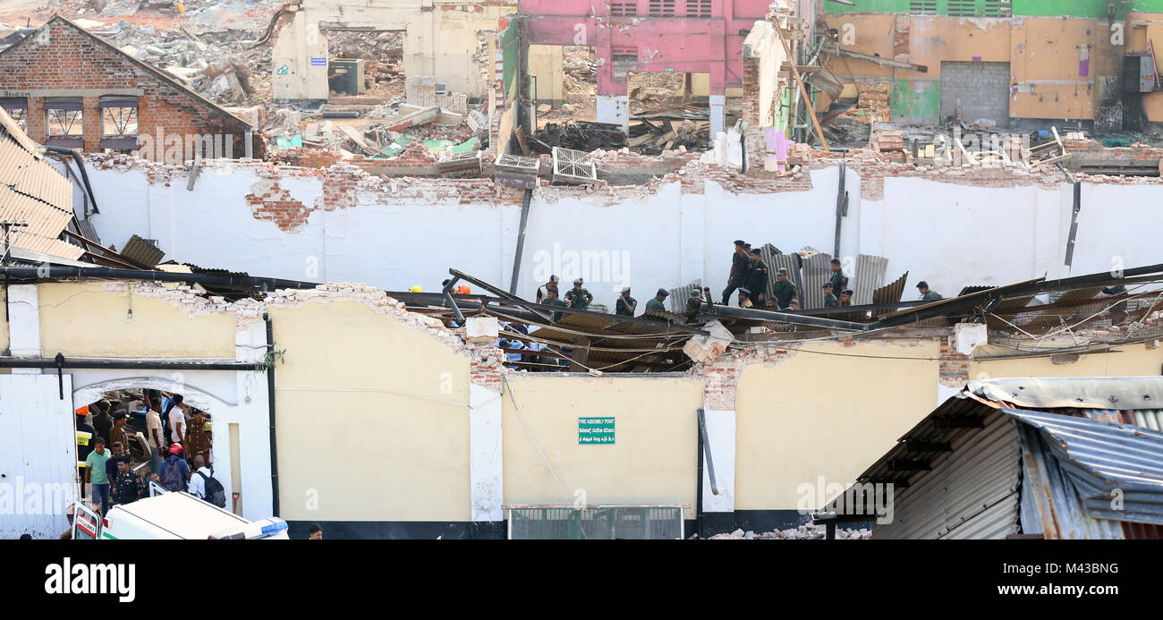 Colombo, Sri Lanka. El 14 de febrero, 2018. Personal del ejército de Sri Lanka, bomberos y trabajadores de rescate buscan supervivientes tras un edificio colapsara durante en Colombo el 14 de febrero de 2018 Crédito: Lahiru Harshana/Alamy Live News Foto de stock